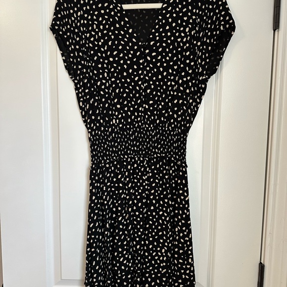 Super Cute mini dress! Short sleeves. Buttons details on the front! - Picture 4 of 9